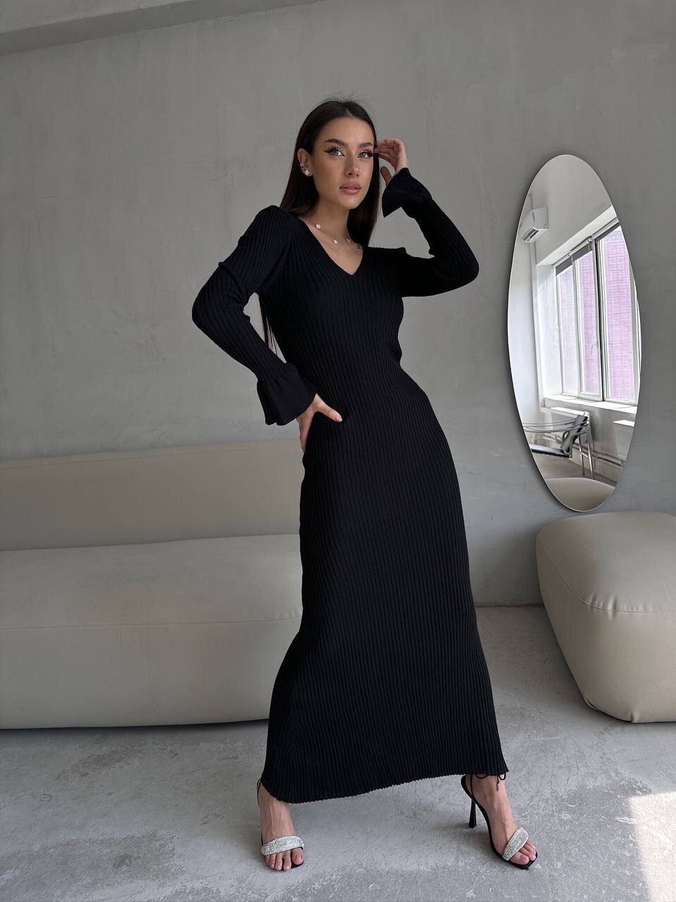 Vestido largo de lana de canalé de color liso con cuello en V y manga larga de punto ajustado