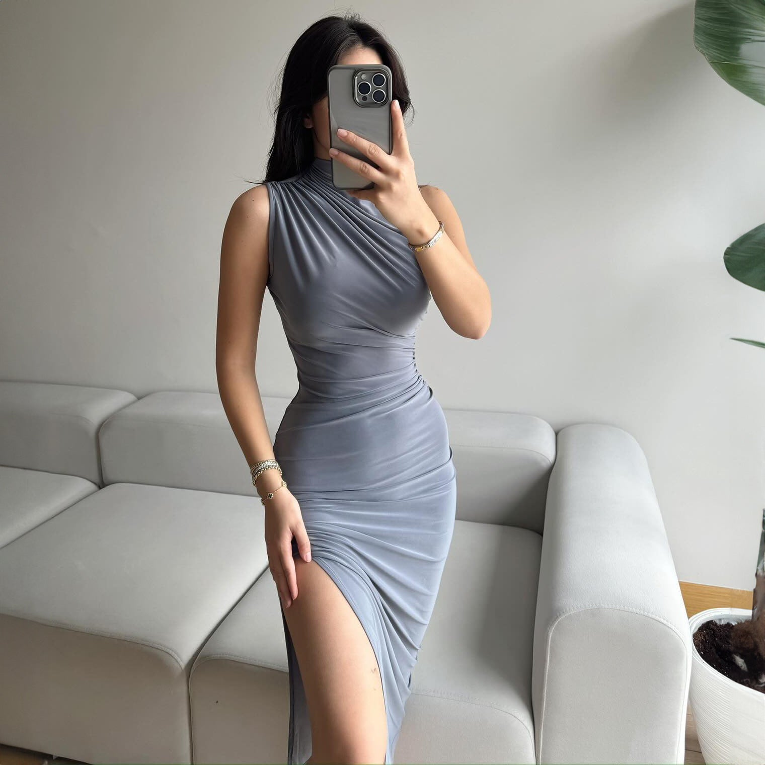Vestido largo ajustado sin mangas con cintura alta y abertura en color liso