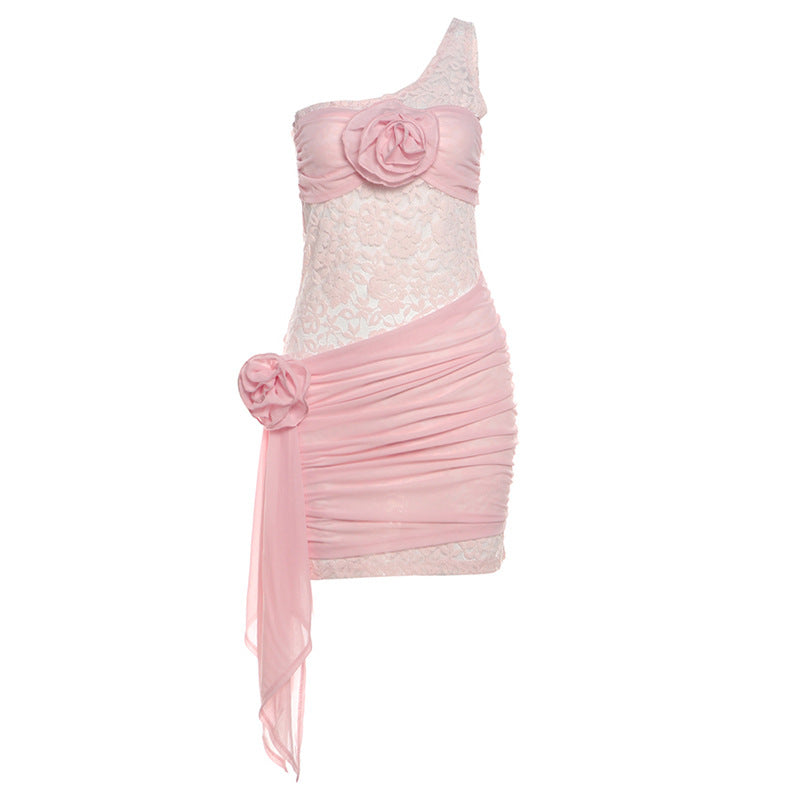 Vestido ajustado con un hombro descubierto y encaje decorativo floral