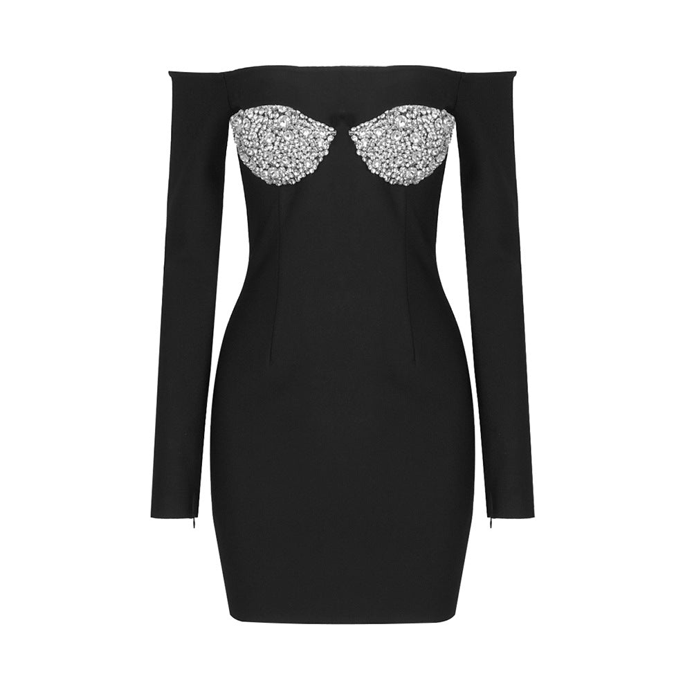 Vestido de noche negro de estilo industrial pesado con lentejuelas y decoraciones de diamantes, sin tirantes, elástico y con copas en el pecho.