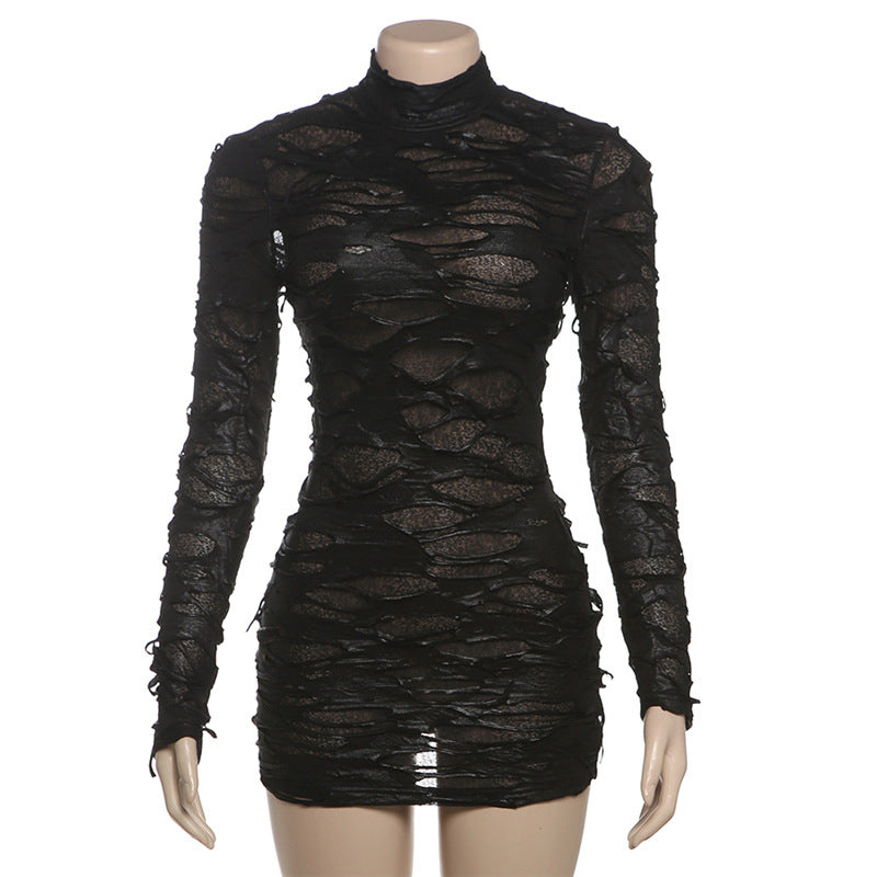 Vestido de cuello alto, mangas largas, aberturas, diseño semitransparente, a la cadera