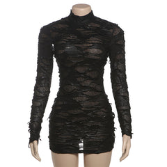 Vestido de cuello alto, mangas largas, aberturas, diseño semitransparente, a la cadera