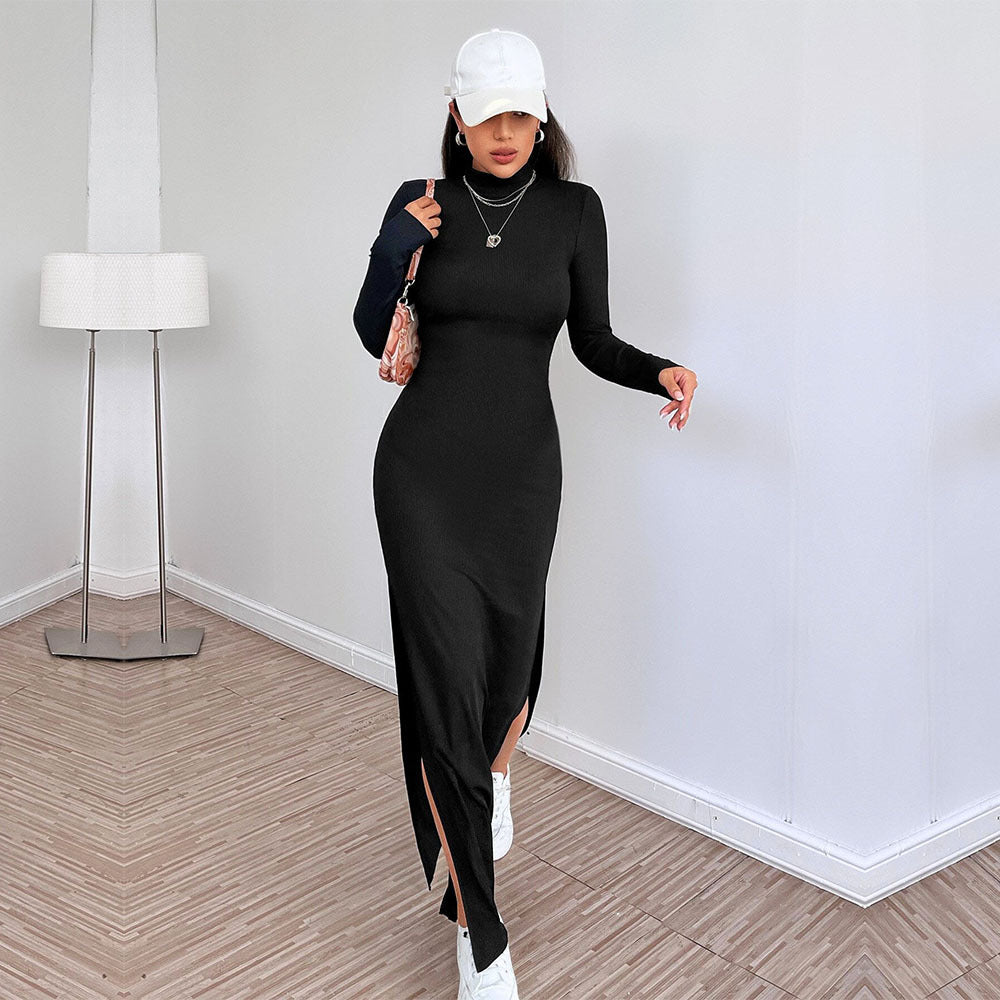 Vestido midi ajustado con abertura y diseño sencillo sin espalda