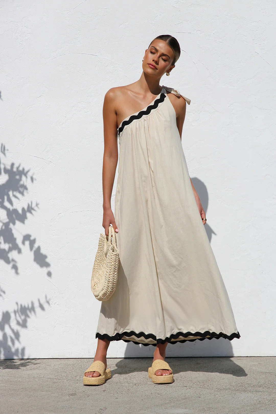 Vestido largo de vacaciones con encaje y hombros oblicuos