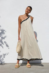 Vestido largo de vacaciones con encaje y hombros oblicuos