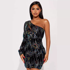 Vestido de fiesta con hombros descubiertos, manga larga y cuello en diagonal