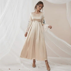 Vestido con cuello redondo, mangas regulares, volantes y apliques