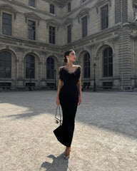 Vestido de una pieza con cuello tubo y vendaje de piel de avestruz