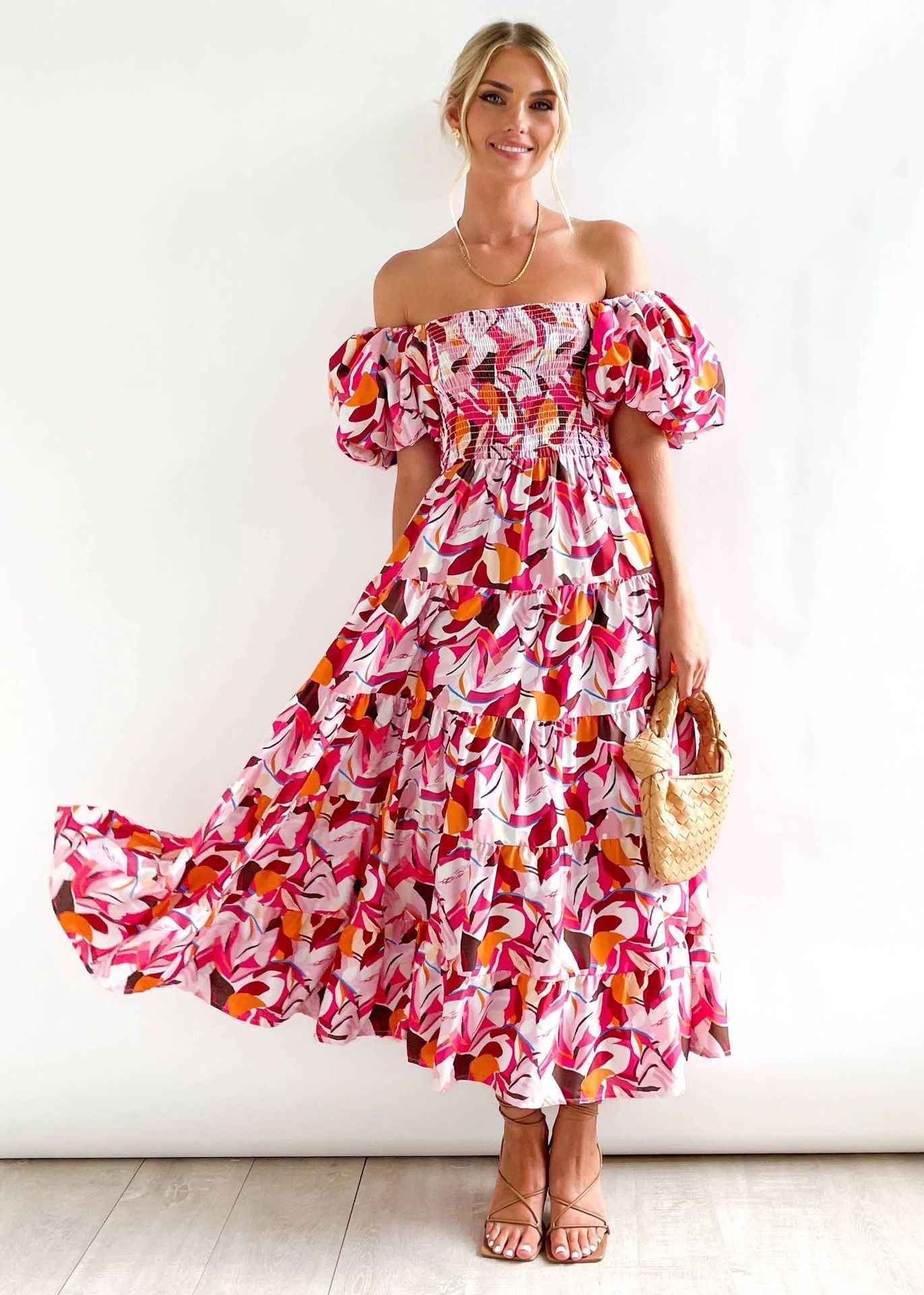 Vestido ajustado de fiesta con espalda descubierta y vuelo amplio, cuello descubierto, estampado de verano