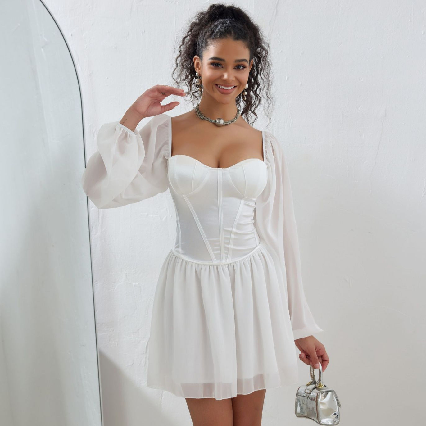 Vestido de talla grande con cuello cuadrado, corte en A, corte tubo, satén, costuras de malla y cintura alta