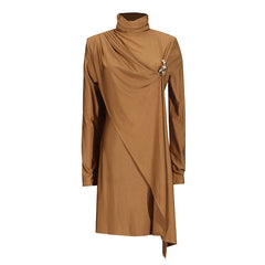 Elegante vestido de alta sociedad con cuello alto, chal plisado y corte entallado.