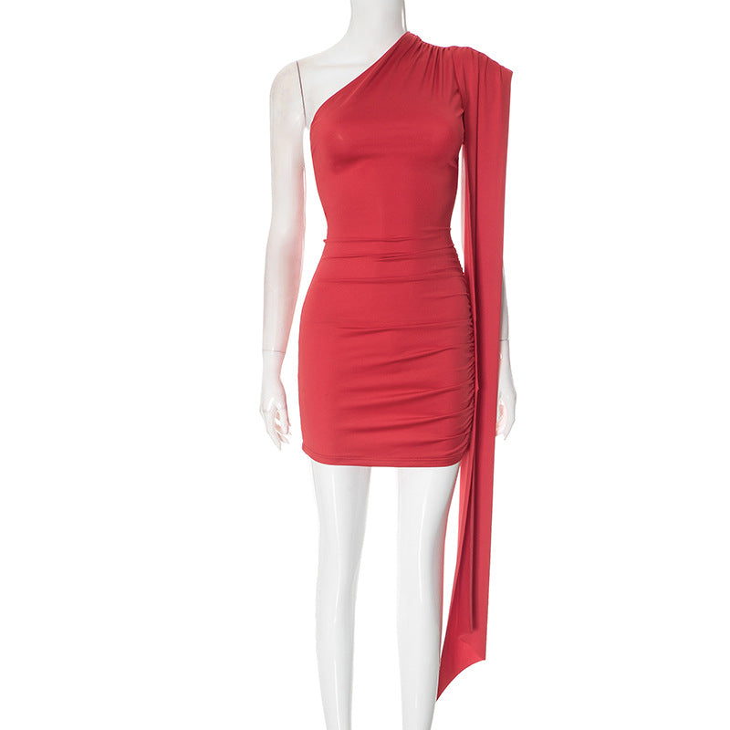 Use un vestido corto con cinta en los hombros oblicua de color sólido