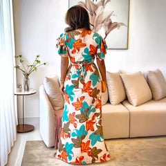 Vestido estampado de cuello redondo que favorece la figura, cintura ceñida, con cordones y abertura bilateral