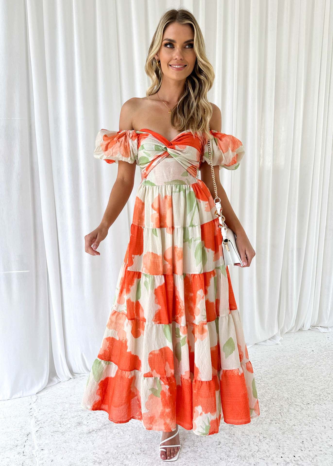 Elegante vestido estampado con escote en V y mangas abullonadas con aberturas