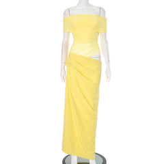 Vestido plisado ajustado con cuello desbocado y costuras de malla que dejan al descubierto la cintura