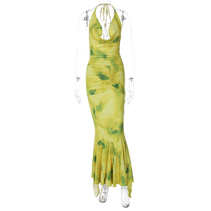 Elegante vestido largo con escote halter, escote en V profundo y estampado de hojas de loto.