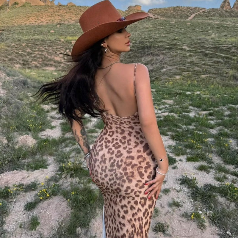Vestido ajustado con tirantes y espalda descubierta con estampado de leopardo