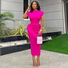 Vestido ajustado de manga corta, color liso, plisado, dobladillo deshilachado y largo medio