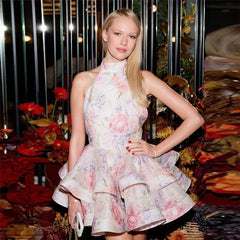Vestido corto ajustado con cuello halter, espalda descubierta y estampado