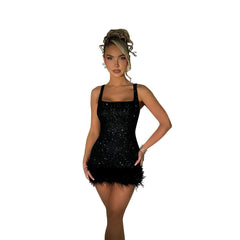 Use un vestido con lentejuelas y plumas