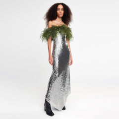Vestido de lentejuelas y sarga con cuello de piel y hombros descubiertos plateado, vestido francés con plumas verdes