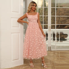 Elegante vestido de cintura alta con hombros descubiertos y borlas