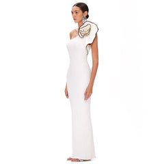 Vestido maxi blanco de un hombro con estampado floral y gancho negro, ajustado, sin espalda, vendaje elástico