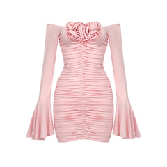 Vestido floral rosa con mangas acampanadas y top de tubo plisado.