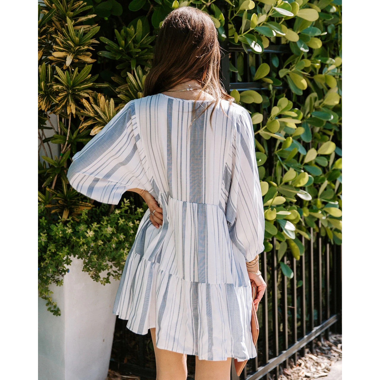 Vestido informal holgado a rayas con borlas y cuello en V
