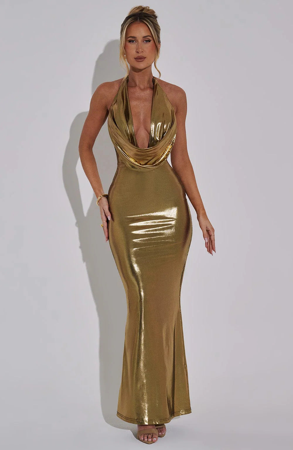 Vestido ajustado de lentejuelas, cuello halter y vuelo