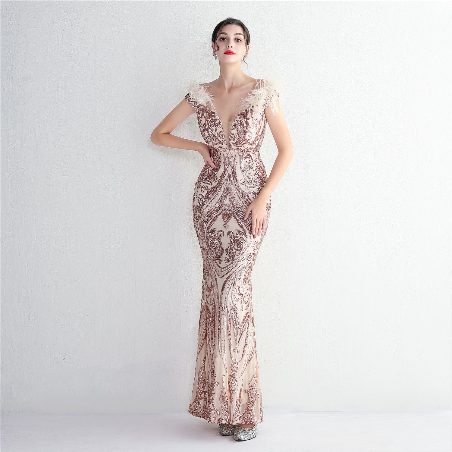 Vestido de noche ajustado de lana para cóctel, hecho a mano, con lentejuelas tridimensionales de alta densidad y fuerte posicionamiento floral.