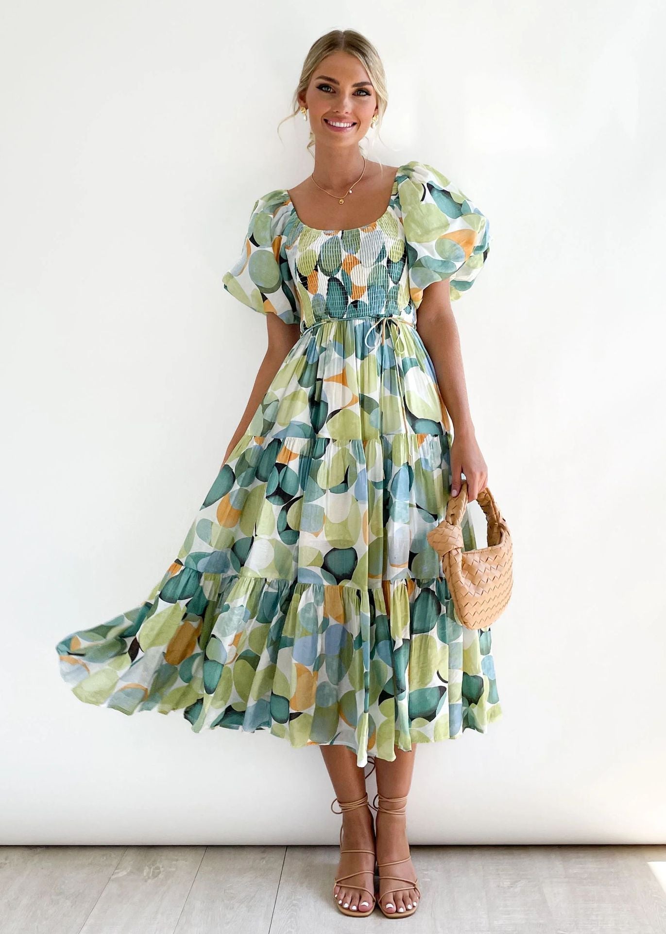 Vestido ajustado de fiesta con espalda descubierta y vuelo amplio, cuello descubierto, estampado de verano