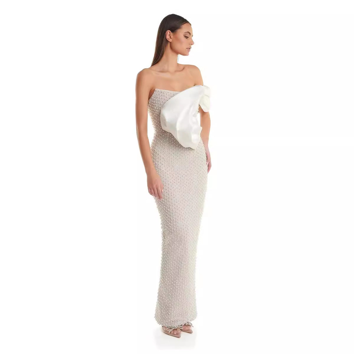 Vestido tubo con decoración de perlas para socialité