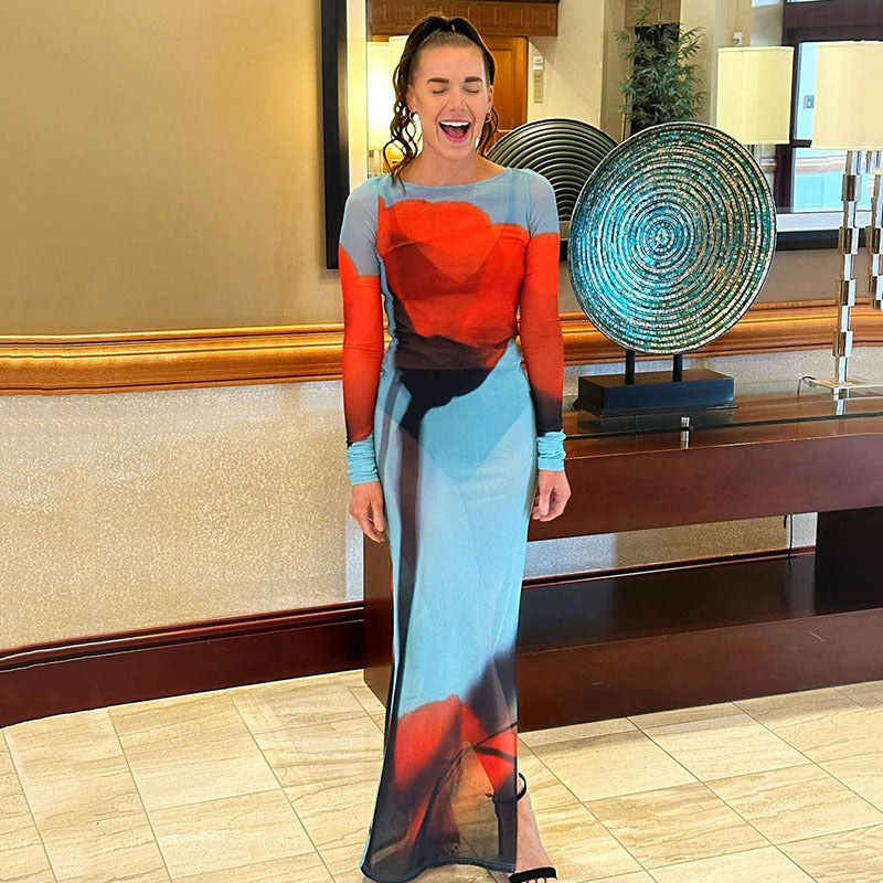 Vestido con abertura y cuello redondo de malla transparente y estampado