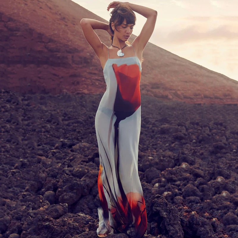 Vestido largo con tirantes transparentes y estampado con escote pronunciado