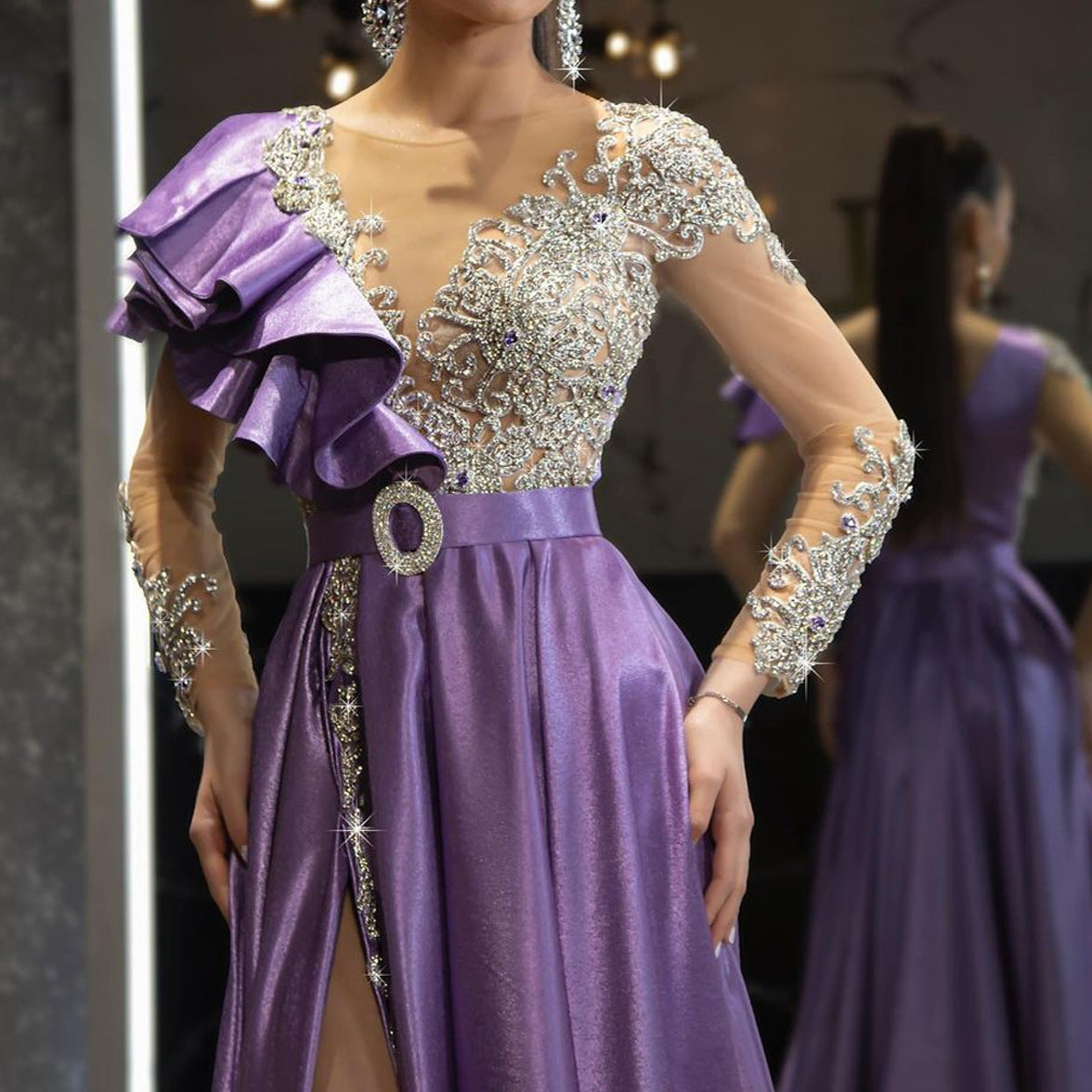 Vestido de noche de satén dorado y morado con apliques