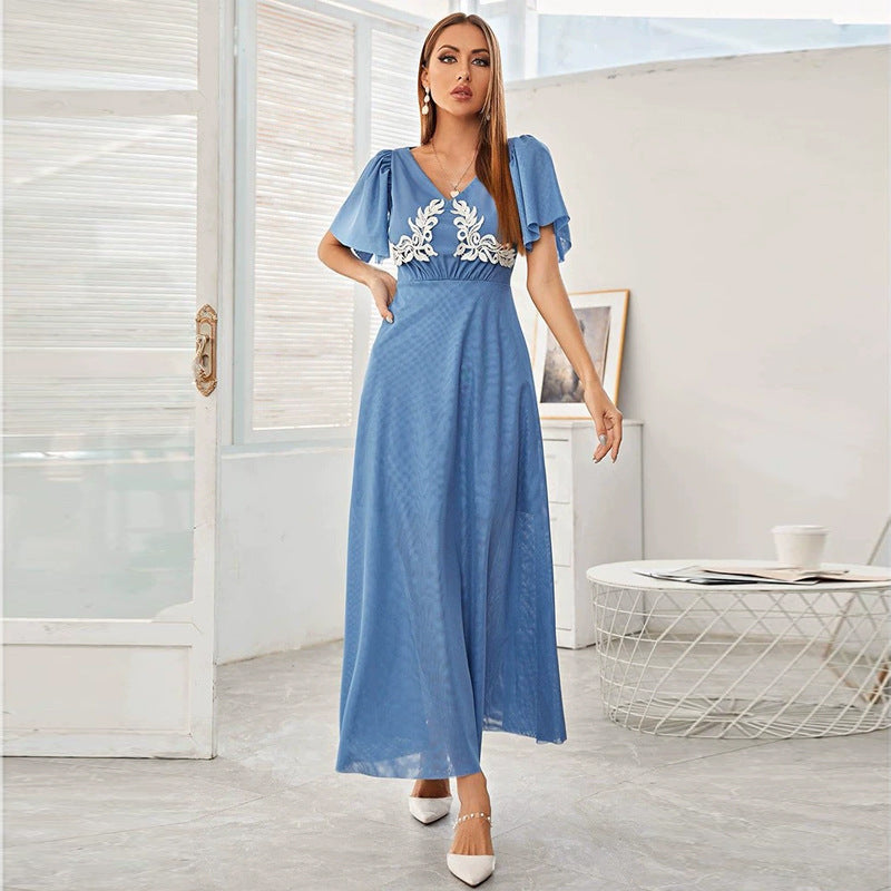 Elegante vestido con escote en V y mangas de encaje con costuras
