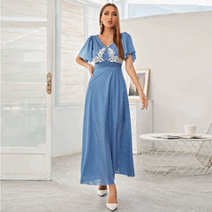 Elegante vestido con escote en V y mangas de encaje con costuras