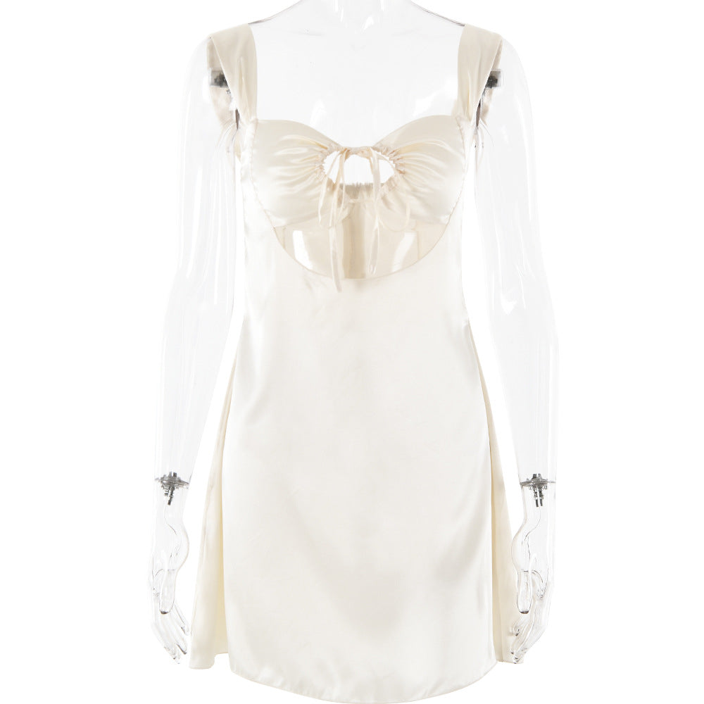 Vestido de satén con espalda descubierta y tirantes finos