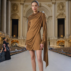 Elegante vestido de alta sociedad con cuello alto, chal plisado y corte entallado.