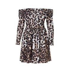 Vestido plisado corto elegante con cuello alto y hombros descubiertos y manga larga