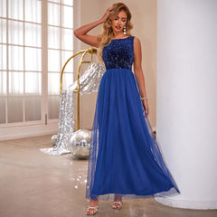 Vestido con vuelo y costuras de malla