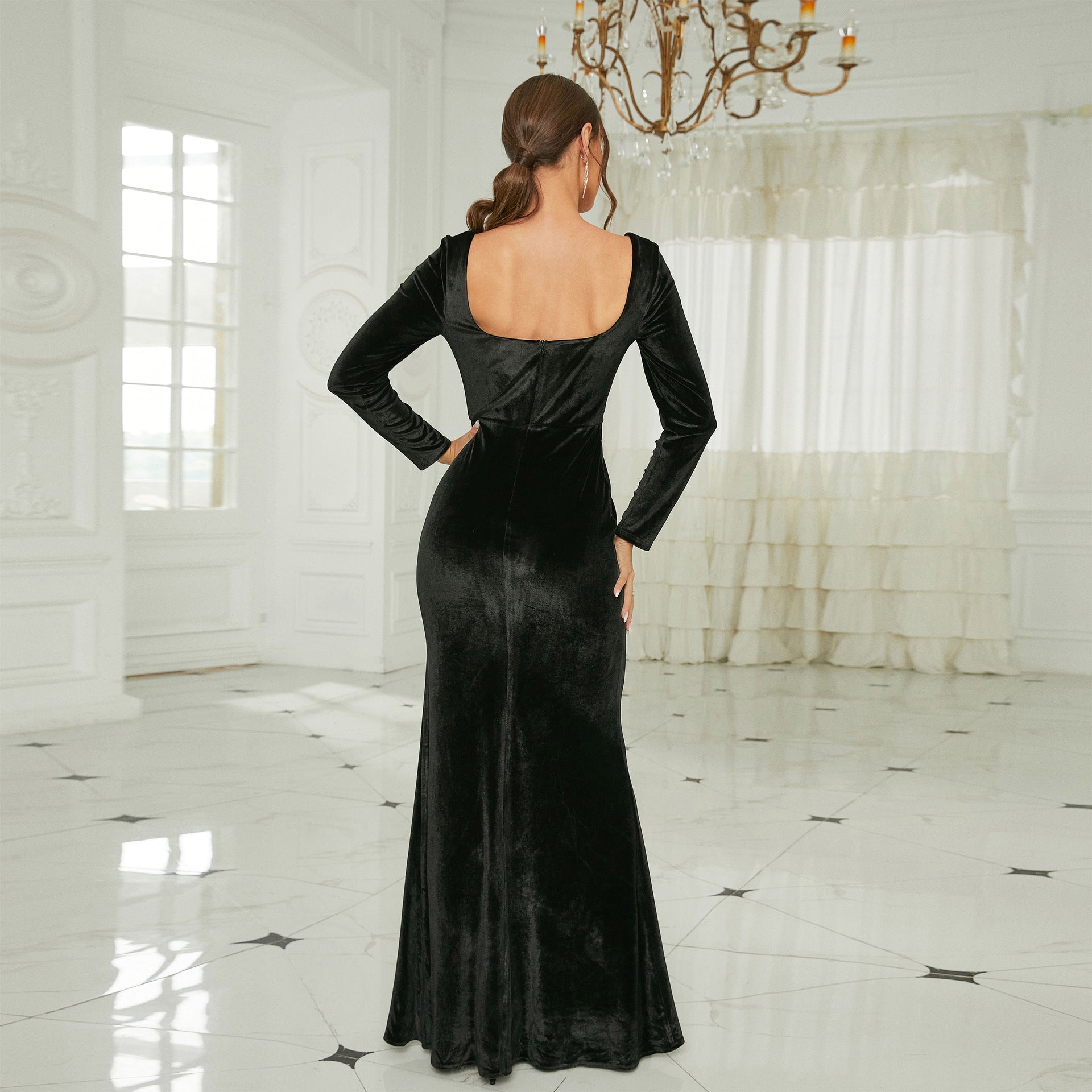 Elegante vestido de noche de terciopelo con cuello cuadrado y mangas largas para dama de honor, ideal para reuniones anuales.
