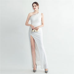 Vestido de noche de lentejuelas de alta gama con cuello romano, hombros descubiertos y plumas de avestruz clavadas