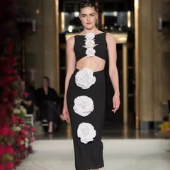 Vestido ajustado con estampado floral, adelgazante, sin mangas y con aberturas.