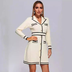 Vestido clásico de punto con cuello y manga larga, botones en contraste de color, corte ajustado y corto para
