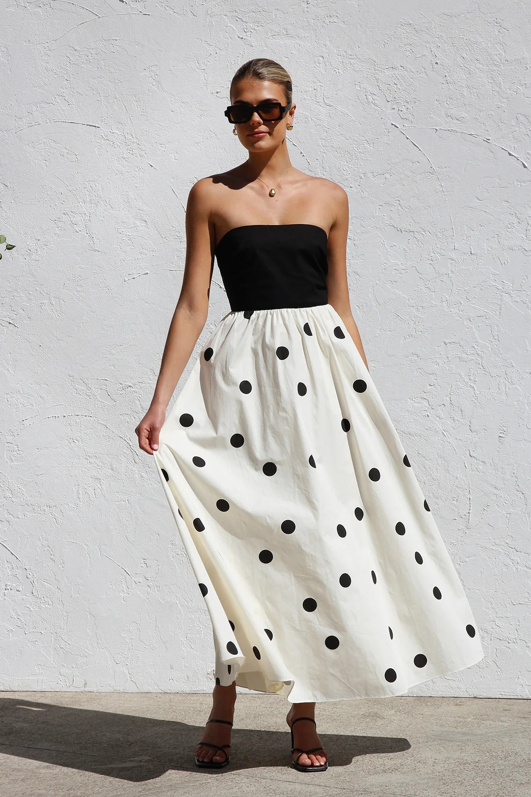 Vestido largo con vuelo, estampado de lunares y costuras cruzadas en el pecho