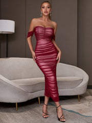 Vestido largo elegante de fiesta de noche con escote bandeau, ajustado, de malla color vino tinto y un solo hombro