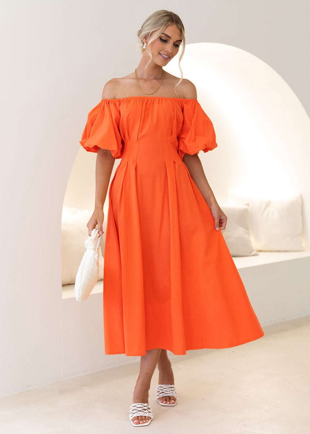 Vestido informal de cintura alta con mangas abullonadas y cuello desbocado en color sólido