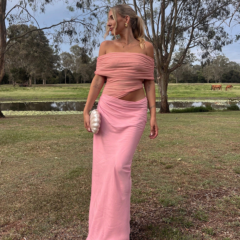 Vestido plisado ajustado con cuello desbocado y costuras de malla que dejan al descubierto la cintura